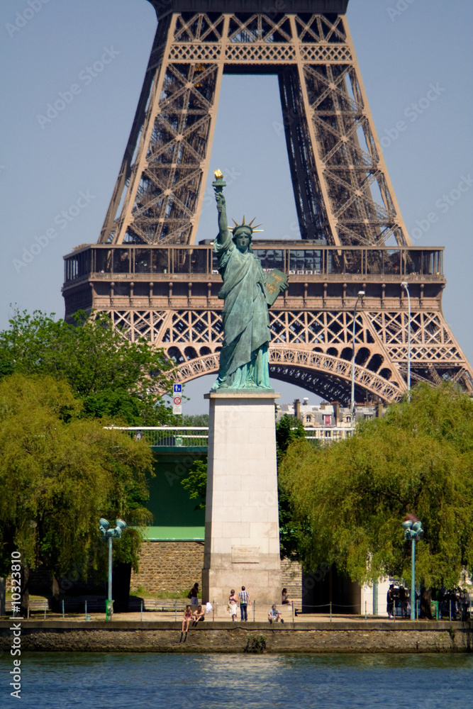 Fototapeta premium The Eiffel Tower and the Statue of Liberty
