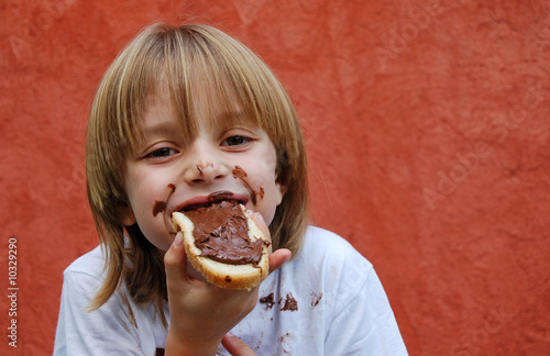 Enfant gourmand et Chocolat