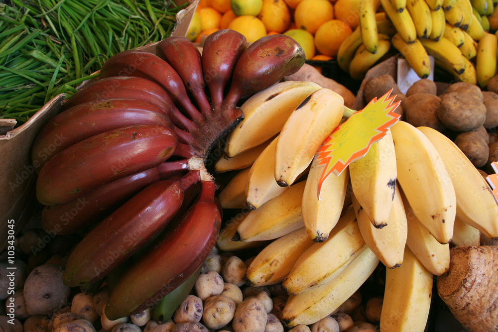 platano macho y banana sudamericana. frutas en el mercado foto de Stock