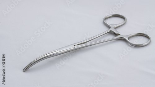 Closed curved artery forceps