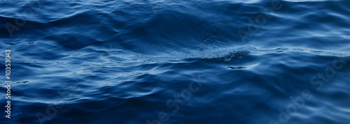 Türkisblaue Wasserwellen