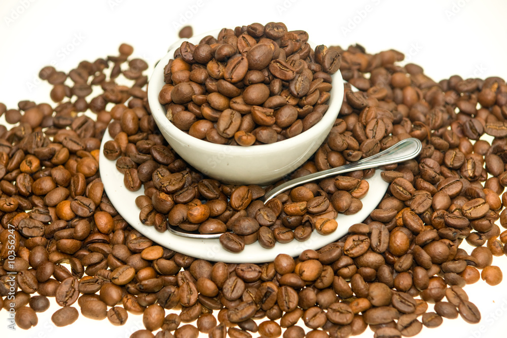 Fototapeta premium Coffee Cup with Roasted Coffee bean. Isolated on white.