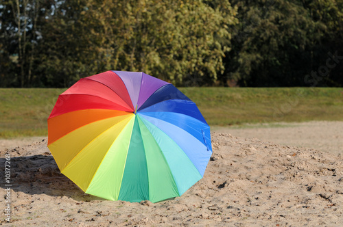 Regenschirm im Sand