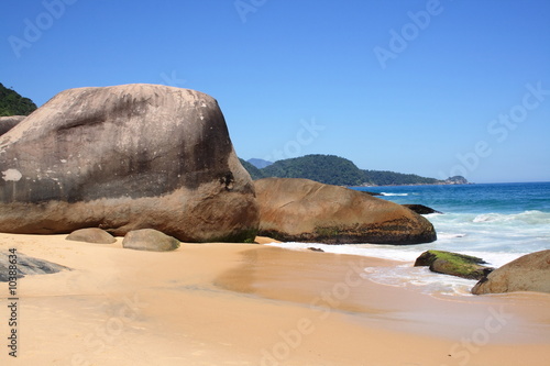 Felsen auf menschenleerem Strand