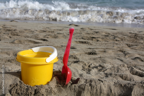 Eimer und Schaufel am Strand