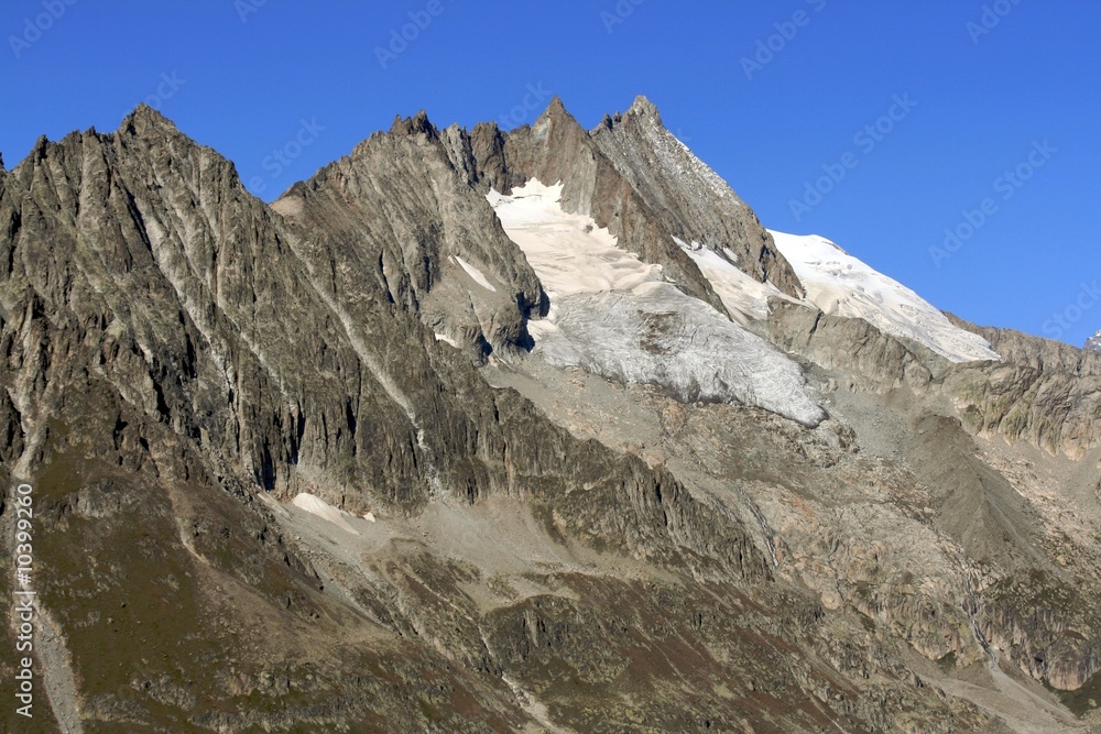 Gipfelkette in den Schweizer Alpen an einem sonnigen Tag