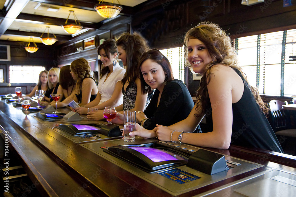 Fotografie Girls at a bar
