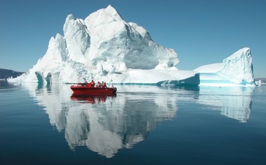 Papier peint photo Arctique Reflets d'iceberg sur eaux arctiques  © robinheal