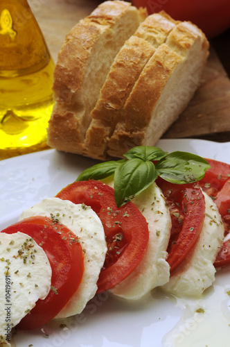 Insalata caprese - Antipasti - Ricette tipiche della Campania photo