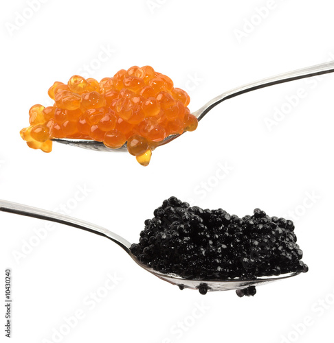 Red and black caviar on two spoons.