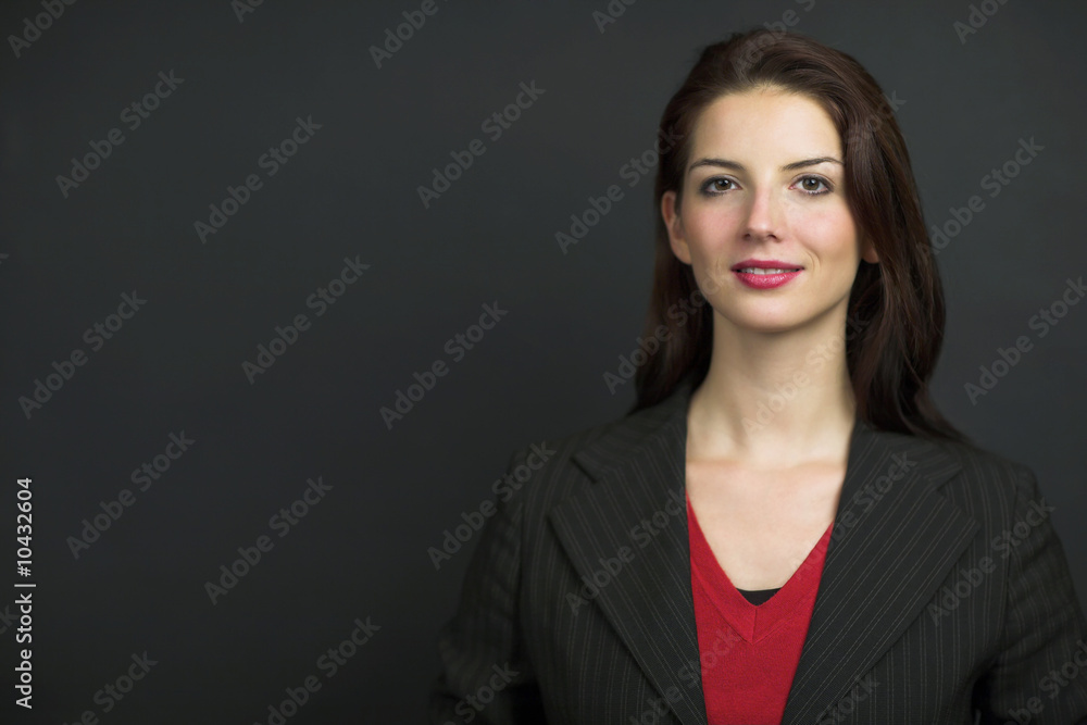 Junge Frau vor schwarzem Hintergrund Junge Frau vor schwarzem Hintergrund