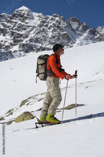 Skieur devant le Mont Bégo