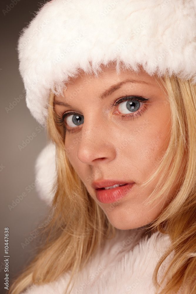 Portrait hübsche Frau mit Nikolausmütze Portrait hübsche Frau mit Nikolausmütze
