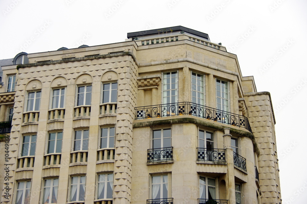 Immeuble classique parisien en pierre blanche, France.