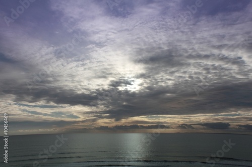 Tourbillon dans le ciel qui reflète sur l'océan © scanpat