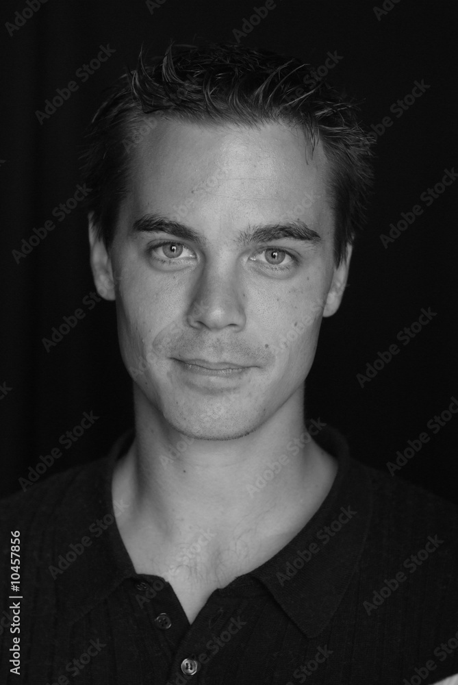 beau jeune homme face