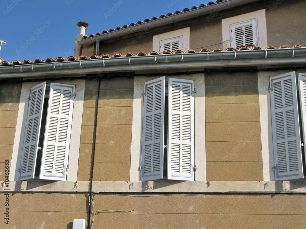 Façade ocre aux volets clos, Marseille, France. Façade ocre aux volets clos, Marseille, France.