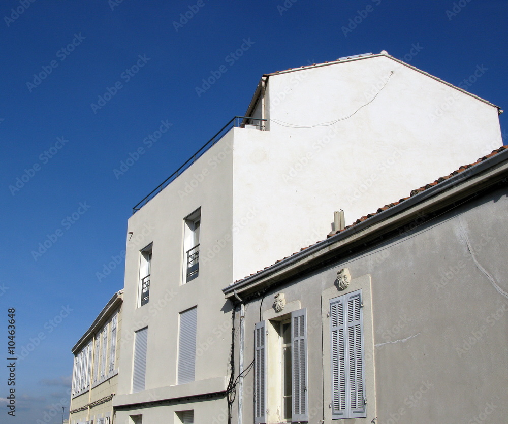 Obraz premium Maisons blanches, ciel bleu, Marseille, France.