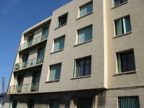 Immeuble clair, Marseille. Ciel bleu, France.