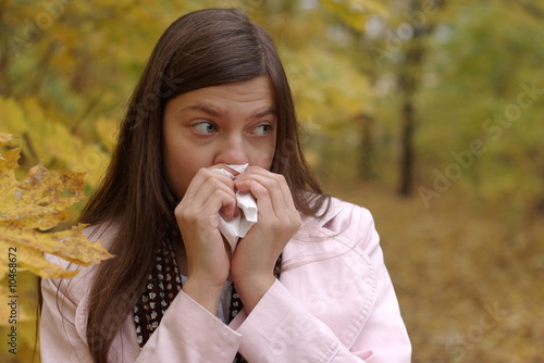 Photos sad teenage girl in autumnal park