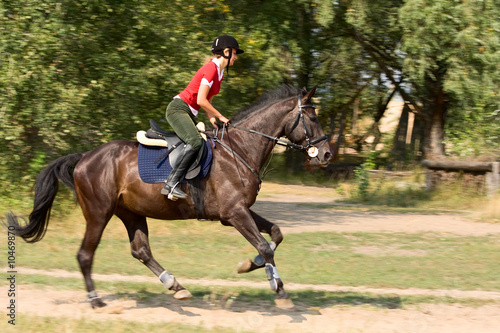 Bild auf Leinwand Girl raidng on horse