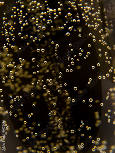 Fotótapéta Macro of sparkling champagne against black background.