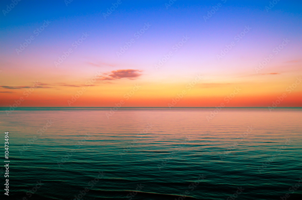 Fototapeta premium Beautiful sunset above the sea