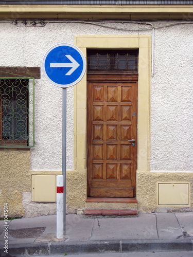 Sens unique à dfroite. porte marron, Marseille, France.