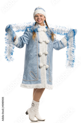 Foto Smiling snow maiden with tinsel looking at camera