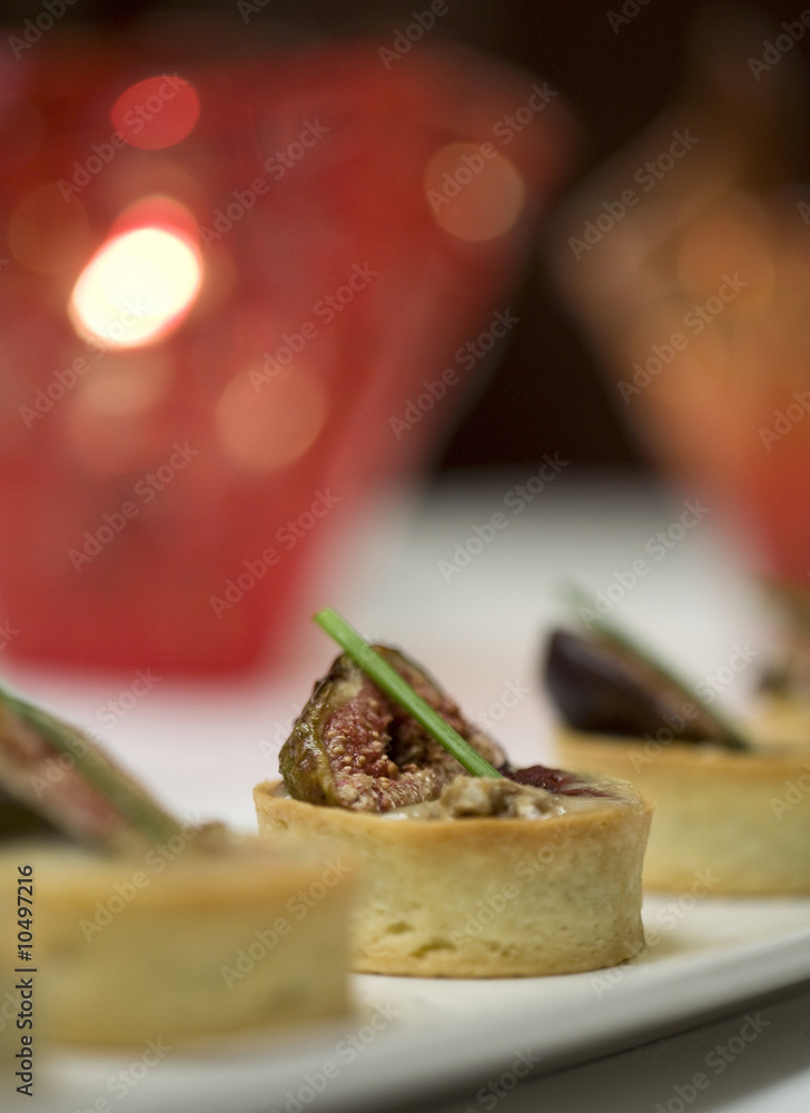 Fig tarts with honey flan and pastry crust cups