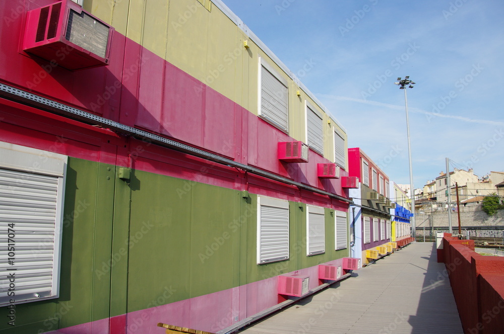 Naklejka premium Batiments préfabriqués alignés au soleil, Marseille, France.