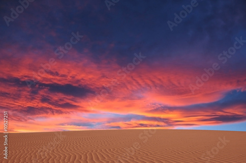 couchant sur le désert de sable du maroc