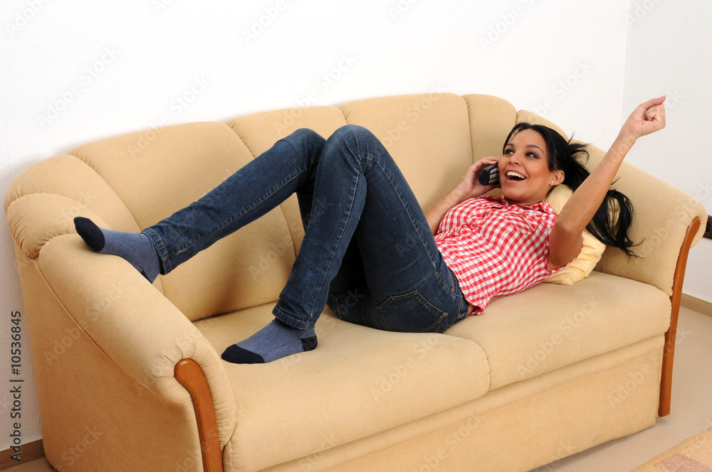 Mit Telefon auf der Couch Mit Telefon auf der Couch