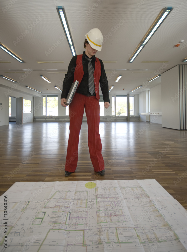Fototapeta premium Planerin bei Baukontrolle mit Bauplan