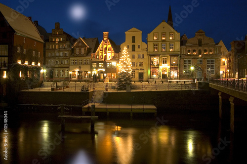 lüneburg, alter Hafen mit Weihnachtsbaum und Mond