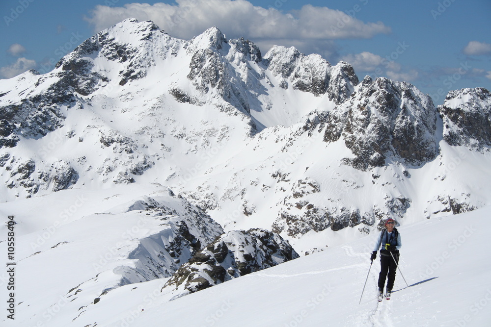 Skieuse devant le Mont Bégo
