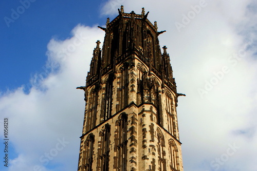 Turm der historischen Salvatorkirche in Duisburg