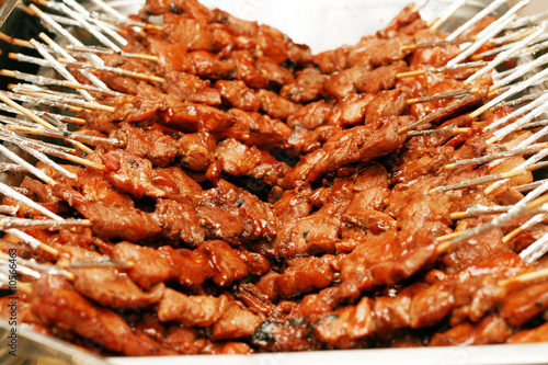 Fotografia lots of pork barbecue in a stick.
