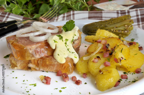 Sauerfleisch mit Bratkartoffeln photo