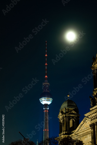 Fernsehturm hinter dem Berliner Dom