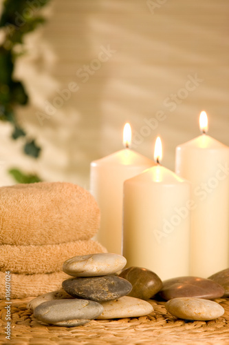 Spa arrangement mit Kerzen und Steinen