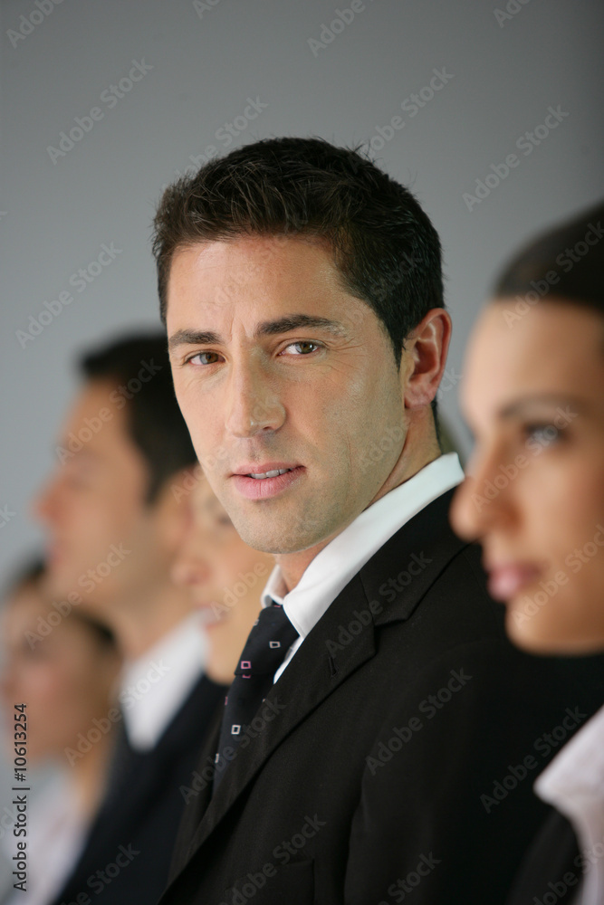 Portrait d'un jeune cadre dynamique au bureau Portrait d'un jeune cadre dynamique au bureau