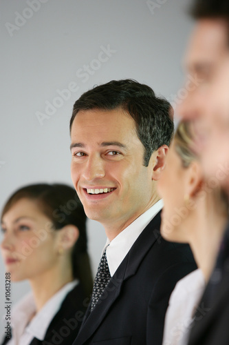 Portrait d'un jeune homme d'affaires au sein d'un groupe