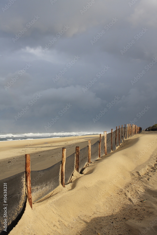 barrières sur une dune, jour de tempête