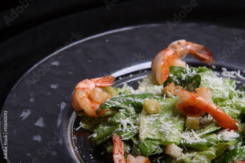 Salad Caesar with shrimps.