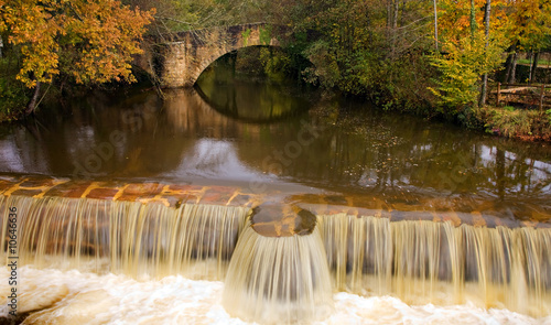 Puente sobre aguas turbulentas