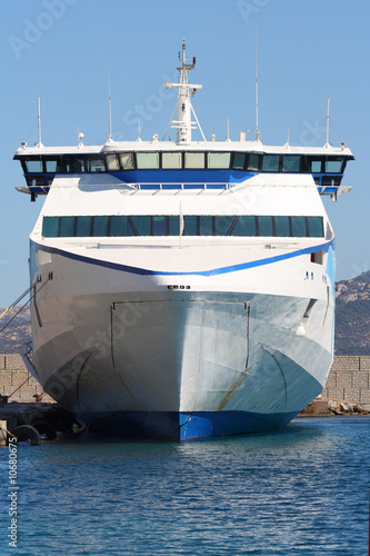 Ferry rapide dans le port de Calvi en Corse