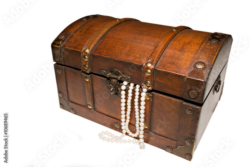 treasure chest and pearls