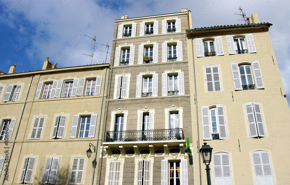Fototapeta premium Immeubles dans une rue à Marseille, France.