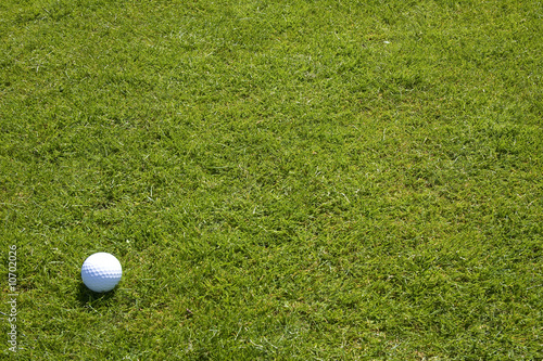 Golfball auf Fairway